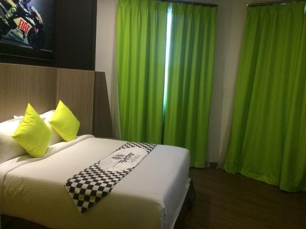 Hype Motorsport Hotel Nilai Dış mekan fotoğraf