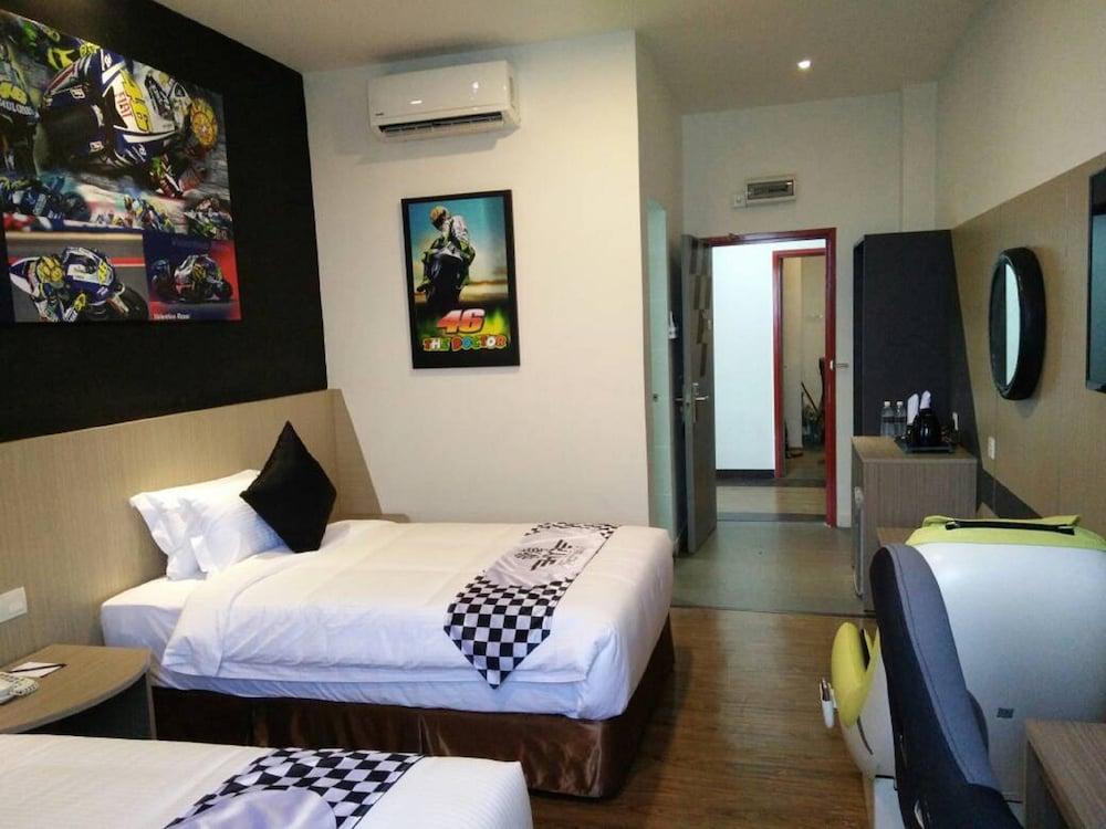 Hype Motorsport Hotel Nilai Dış mekan fotoğraf