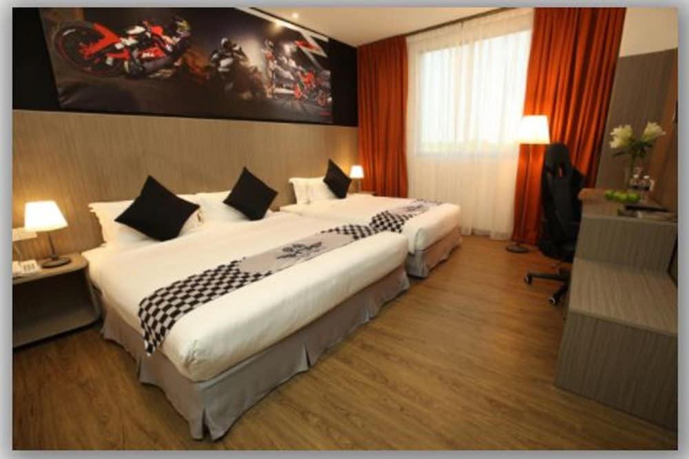 Hype Motorsport Hotel Nilai Dış mekan fotoğraf